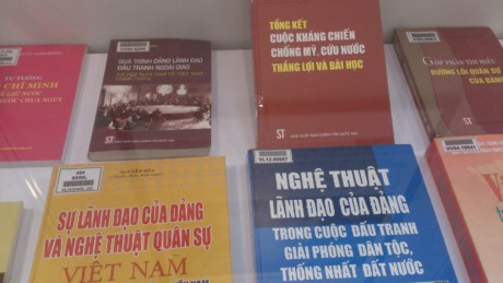 Trưng bày hơn 800 sách, tư liệu về "Đảng cộng sản Việt Nam - Từ Đại hội đến Đại hội"  - ảnh 1